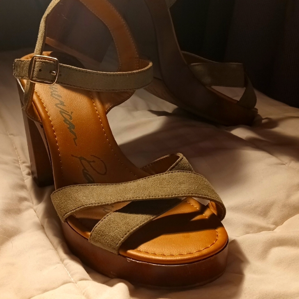 NWOT women's sandals